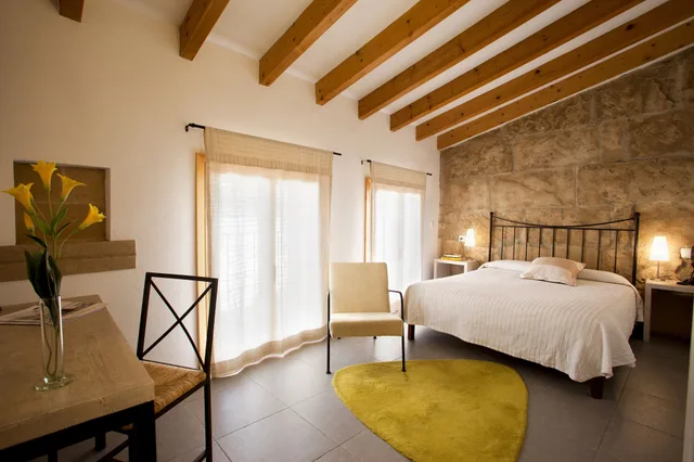غرفة قياسية بسريرين منفصلين بإطلالة على المدينة، L Hostal 8/10
