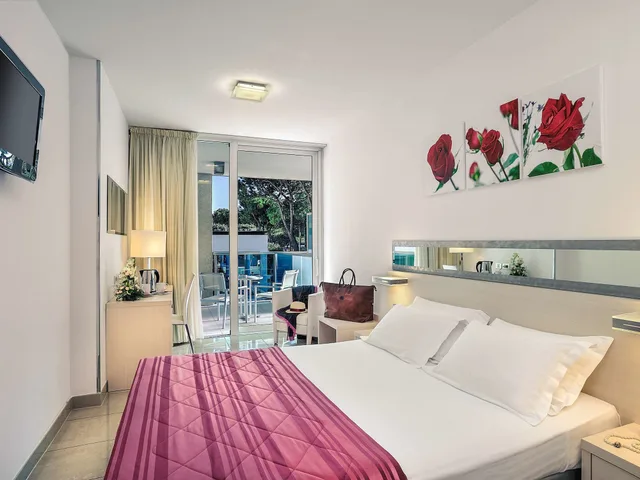 Classic, Double Bed, Lateral Partial Sea View, Lateral Side Sea View, Balcony, MERCURE RIMINI ARTIS 1/10