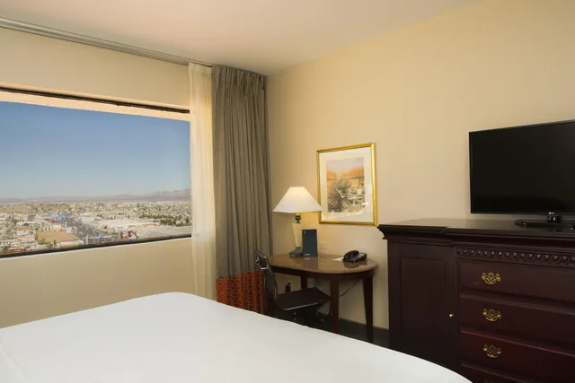 غرفة بسرير مزدوج بإطلالة على الجبل، Sheraton Chihuahua Soberano 3/8