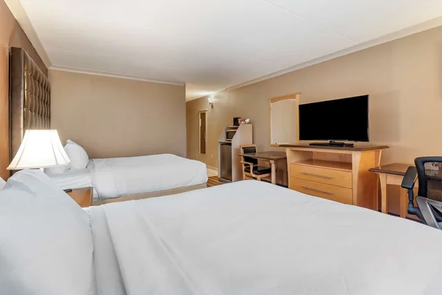 2 Rooms, Suite, 2 Queen Beds, Sofa, Kitchenette, Best Western Marquis Inn and Suites 3/4