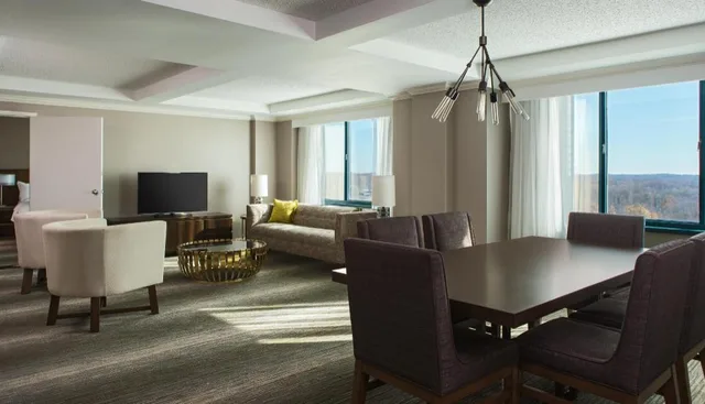 جناح رئاسي بسرير كينج مع دخول الصالة، Falls Church Marriott Fairview Park 1/1