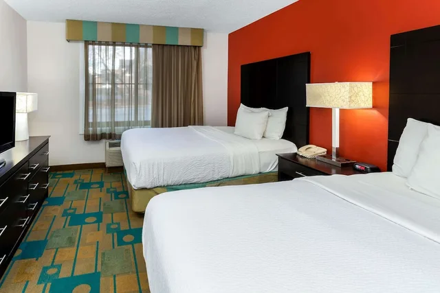 غرفة بسريرين مزدوجين لذوي الإعاقة، La Quinta Inn Suites Milwaukee Glendale Bayshore 2/3