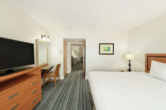 غرفة بسرير كينج لذوي الإعاقة، Embassy Suites By Hilton Dorado Del Mar Beach Resort 1/2