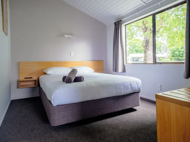 2 Bedrooms, Motel, 1 Queen and 1 Bunk Bed، Hastings Top 10 Holiday Park 2/4