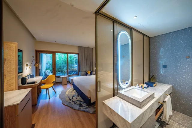 Standard, King Bed, Courtyard View, Private Hot Spring Bath، voco Nanjing Garden Expo an IHG Hotel 2/3