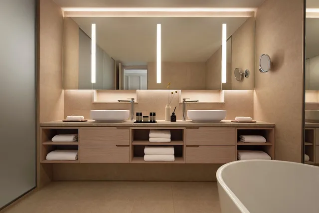1 Bedroom, Deluxe, Suite, Double Bed, Sea Front, Sofa، Ikos Andalusia 2/3