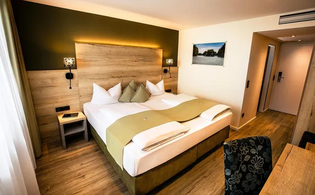 غرفة كومفورت بسرير مزدوج بشرفة، HOTEL ISARTOR 1/3