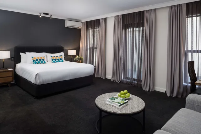 King Pool View Spa Suite، Esplanade Hotel Fremantle by Rydges 1/2