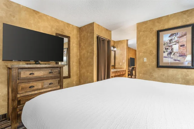 جناح بسرير كينج وسريرين منفصلين بشرفة بغرفتين، Best Western Plus Inn Of Santa Fe 10/12