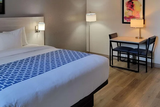 جناح بسرير كينج بمطبخ صغير، Clarion Inn & Suites and Convention Center 8/10