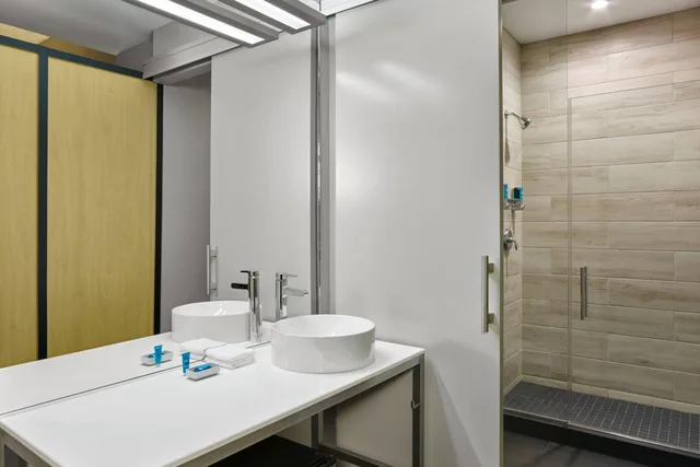 Splash, Guest Room, King Bed, Pool View، ALOFT MIAMI AIRPORT 5/5