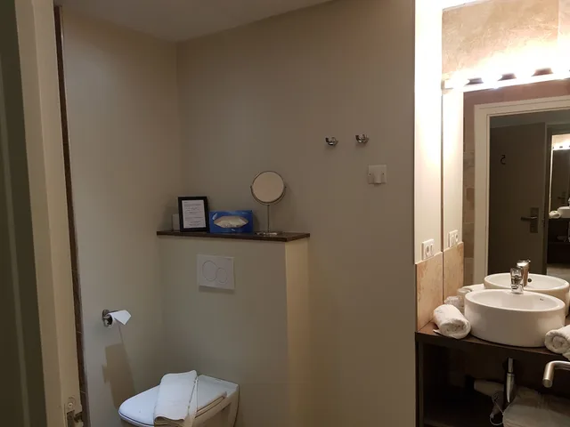 غرفة ديلوكس بسرير مزدوج، Hotel Au Bon Coin 2/3