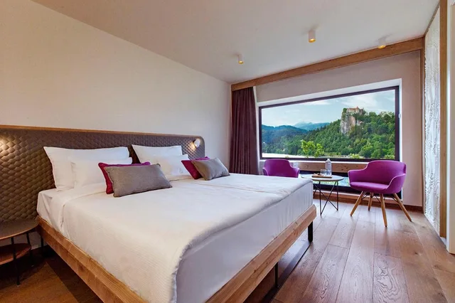 جناح بسرير كوين بإطلالة على البحيرة مع سرير إضافي، Hotel Park 1/1