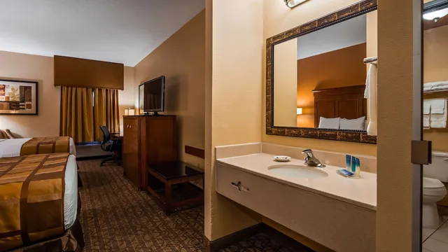 غرفة قياسية بسريرين كوين، Best Western Plus Midwest Inn and Suites 2/2