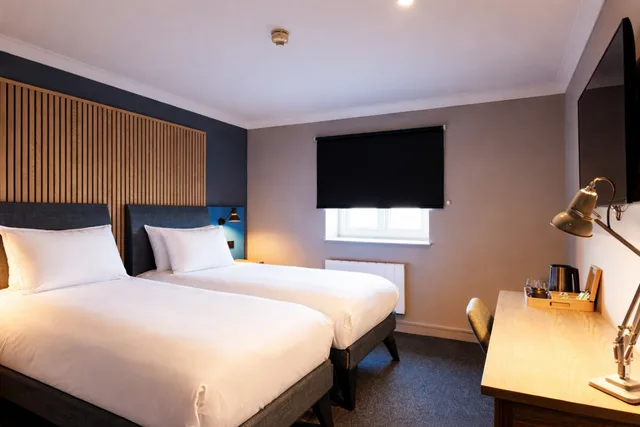 غرفة قياسية بسريرين منفصلين، Village Hotel Reading 3/8
