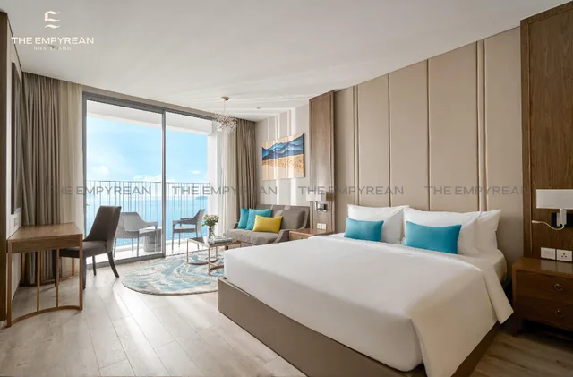 غرفة ديلوكس بسرير كينج بإطلالة على البحر بشرفة، The Empyrean Nha Trang 1/1