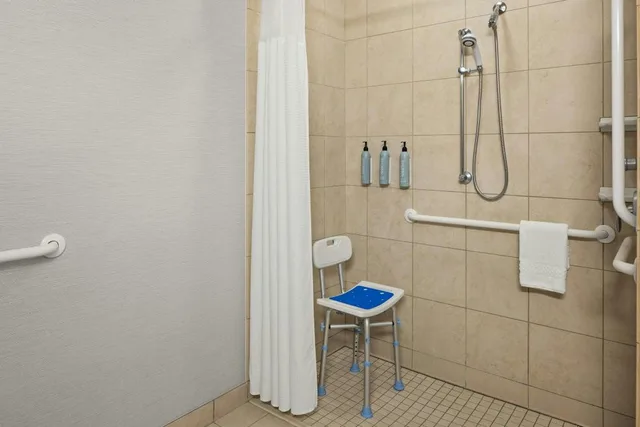 غرفة بسرير كينج، Courtyard by Marriott Minneapolis Maple Grove/Arbor Lakes 3/3