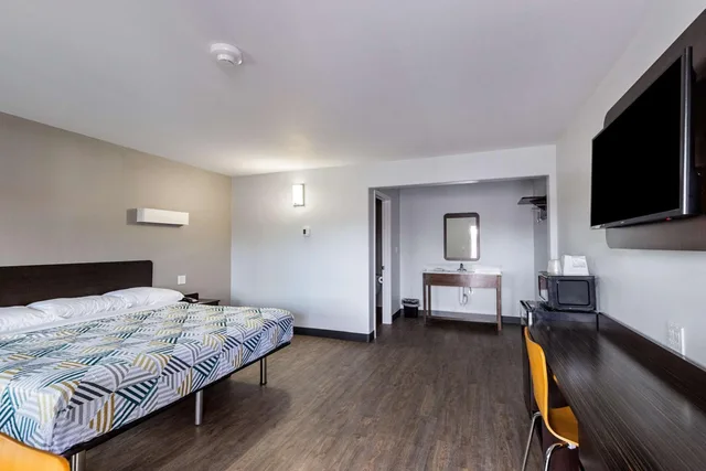 Deluxe, King Bed, Motel6 Show Low, AZ 1/10