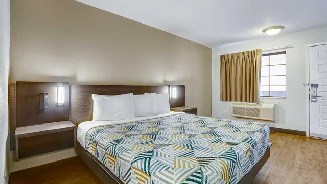 1 King Bed - ADA/Tub/Micfridge، Motel6 Amarillo, TX - Airport 3/5