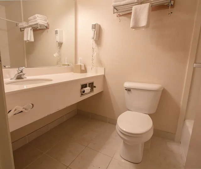 غرفة قياسية بسرير كينج، Bridgeway Inn & Suites Sublimity 2/2