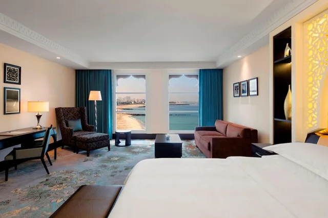 غرفة بريميير بسرير كينج بإطلالة على البحر، Sheraton Sharjah Beach Resort Spa 3/7