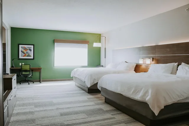 Standard, Multiple Beds, Accessible، Holiday Inn Express and Suites Lincoln South 2/7