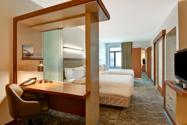 جناح بسريرين كوين مع سرير سحّاب إضافي مع أريكة بحوض استحمام لذوي الإعاقة، Springhill Suites by Marriott Midtown Cincinnati 4/5