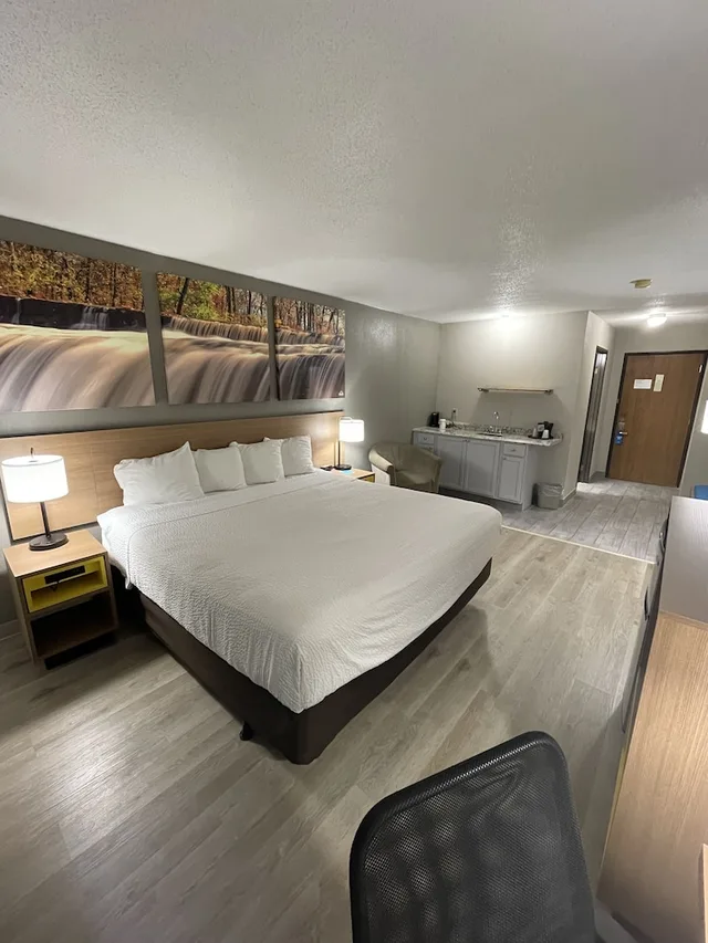 غرفة قياسية بسرير كينج، Days Inn By Wyndham Alpena 2/8