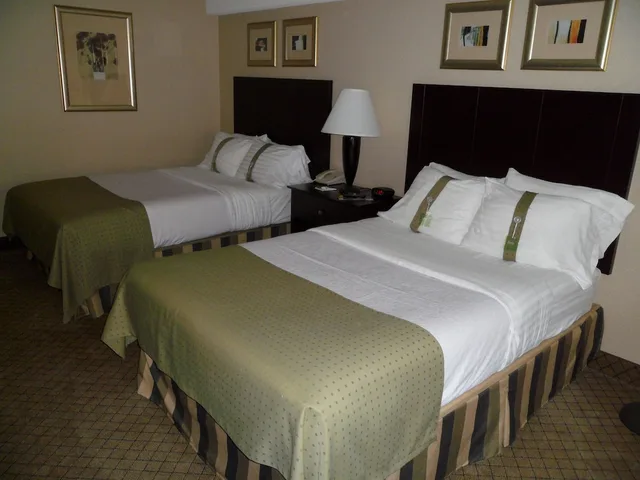 Standard, 2 Double Beds, Holiday Inn Johnstown-Downtown 4/10