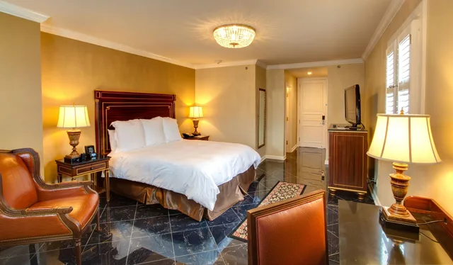 Petite, King Bed، Hotel Mazarin 1/2