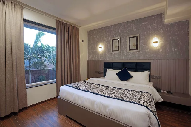 غرفة سوبيريور بسرير مزدوج بإطلالة على المسبح، Grand Continent Anjuna A Sarovar Portico Affiliate Hotel 1/4