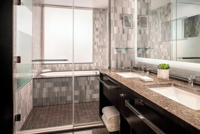 غرفة ديلوكس بسريرين كوين بإطلالة على المدينة، THE RITZ-CARLTON LOS ANGELES 6/10