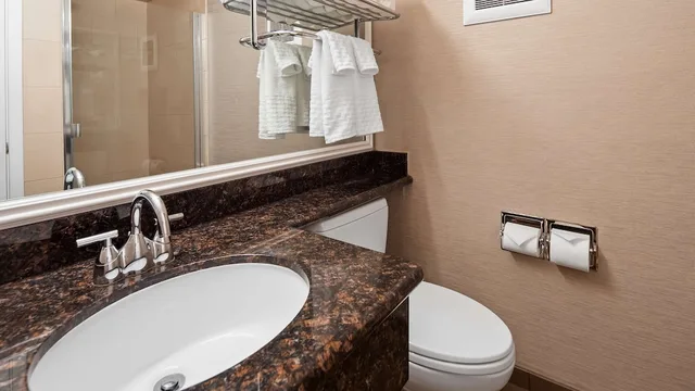 غرفة قياسية بسريرين مزدوجين، Best Western Plus Humboldt Bay Inn 3/3