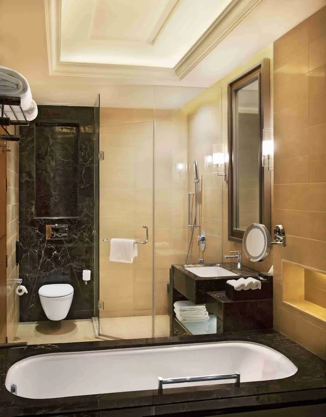 غرفة قياسية بسريرين منفصلين بإطلالة على المسبح للمدخنين، Crowne Plaza New Delhi Mayur Vihar Noida 4/5