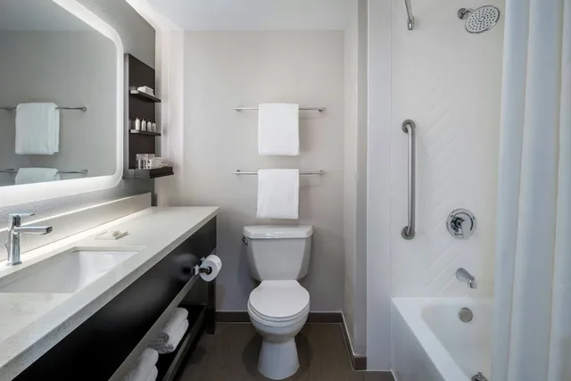 غرفة بسرير كينج، Delta Hotels by Marriott Jacksonville Deerwood 2/2
