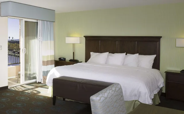 جناح استوديو بسرير كينج بشرفة مع أريكة، Hampton Inn and Suites Suisun City Waterfront 2/5