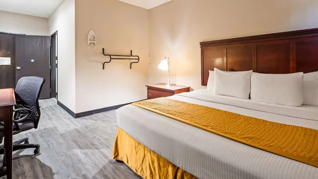 غرفة بسرير كينج، SureStay Hotel by Best Western Orange 1/3