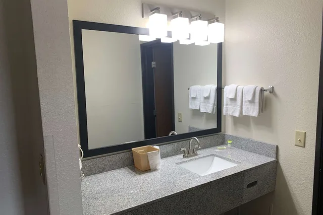 Executive, King Bed, Baymont by Wyndham Waupun 4/4