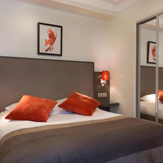 Classic, King Bed, Hotel La Regence Etoile 3/7