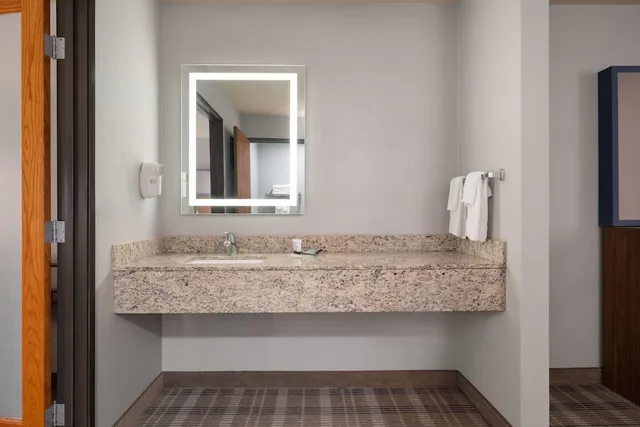 جناح بسرير كينج بغرفة نوم واحدة، AmericInn by Wyndham Baldwin 5/6