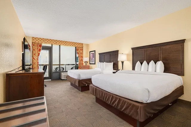 غرفة بريميير بسريرين كوين بإطلالة على المرسى بشرفة بمطبخ صغير، Pier House 60 Marina Hotel 4/7