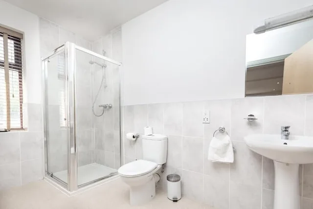 غرفة عائلية بسرير مزدوج مع أريكة في الطابق الأرضي، Belvilla Inverness Craigmonie Hotel 6/7