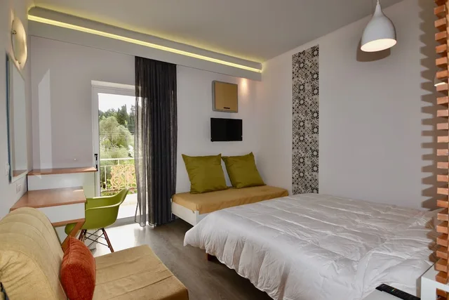غرفة كلاسيكية بسريرين منفصلين بإطلالة على الحديقة مع أريكة، Paloma Blanca Hotel 1/6