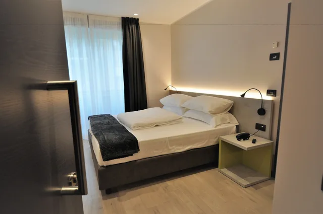 Standard, King Bed, Garda Life 10/10