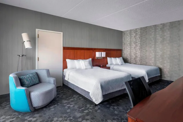 غرفة بسريرين مزدوجين بحوض استحمام لذوي الإعاقة، Courtyard By Marriott Newark Liberty International Airport 2/6