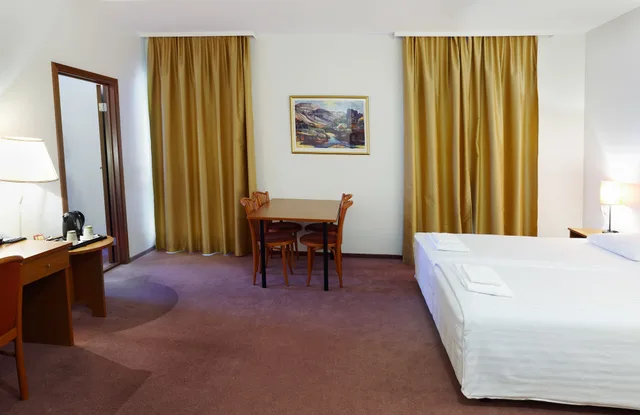 غرفة عائلية بسرير مزدوج وسريرين منفصلين، Fosshotel Baron 2/8