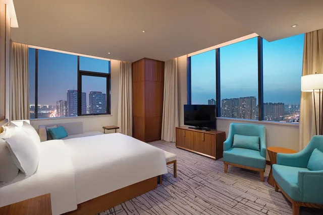 جناح بسرير كينج بغرفة نوم واحدة مع دخول صالة النادي مع دخول الصالة، Holiday Inn Tianjin Xiqing 2/5