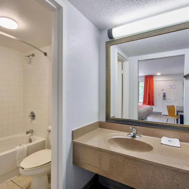 جناح، Motel6 Lafayette, LA 5/7