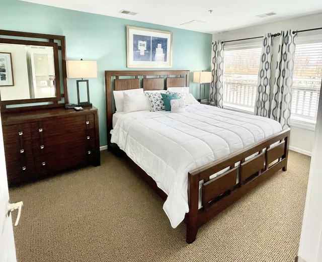 Master, Suite, 2 King Beds, Sofa، Old Harbor Inn 1/8