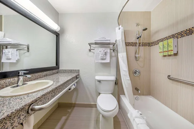 غرفة قياسية بسريرين كوين لذوي الإعاقة، Best Western Americana Inn 3/3
